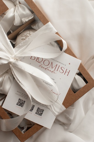 Pakowanie na prezent kilku bombek