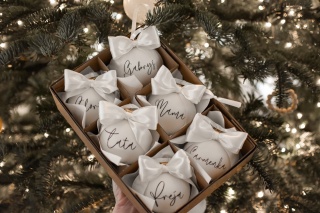 Pakowanie na prezent kilku bombek