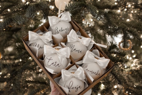 Pakowanie na prezent kilku bombek