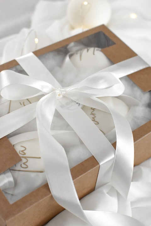 Pakowanie na prezent kilku bombek