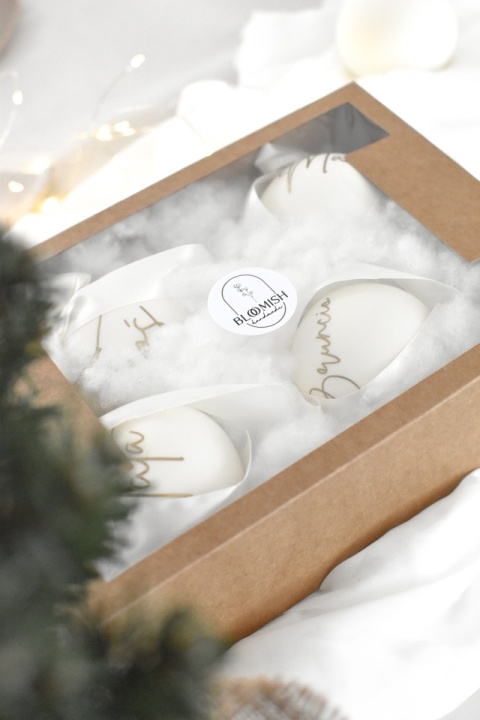 Pakowanie na prezent kilku bombek