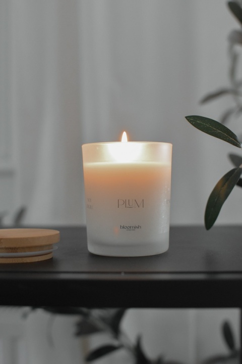 świeczka w matowym szklanym słoiku