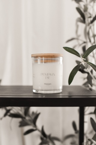 świeczka w słoiku z bambusowym wieczkiem