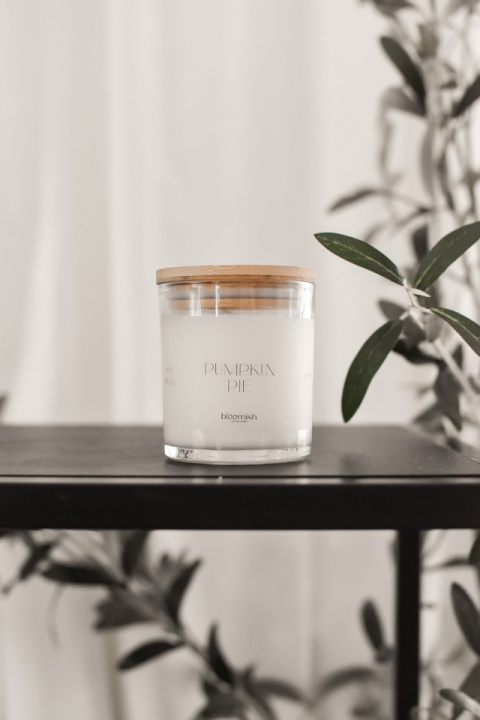 świeczka w słoiku z bambusowym wieczkiem