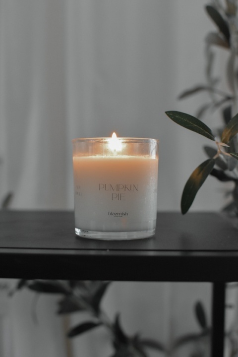 świeczka w słoiku z bambusowym wieczkiem