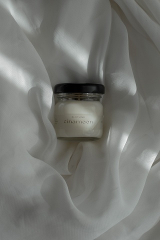 świeczka w szklanym słoiku