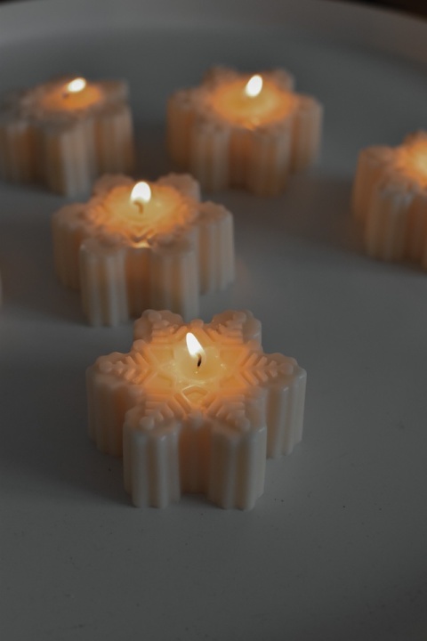 świeczka wolnostojąca w kształcie śnieżynki